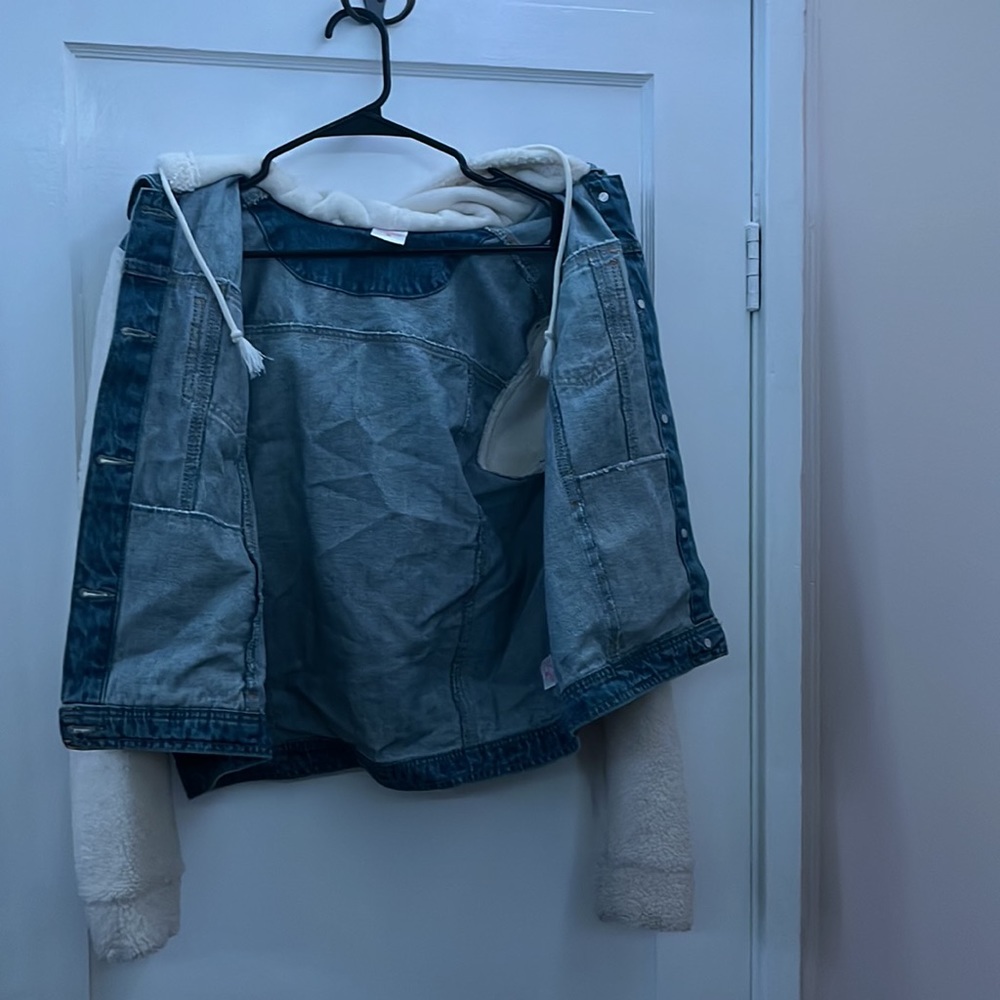 Jean jacket with white sleeves and white hoodie - Picture 3 of 4